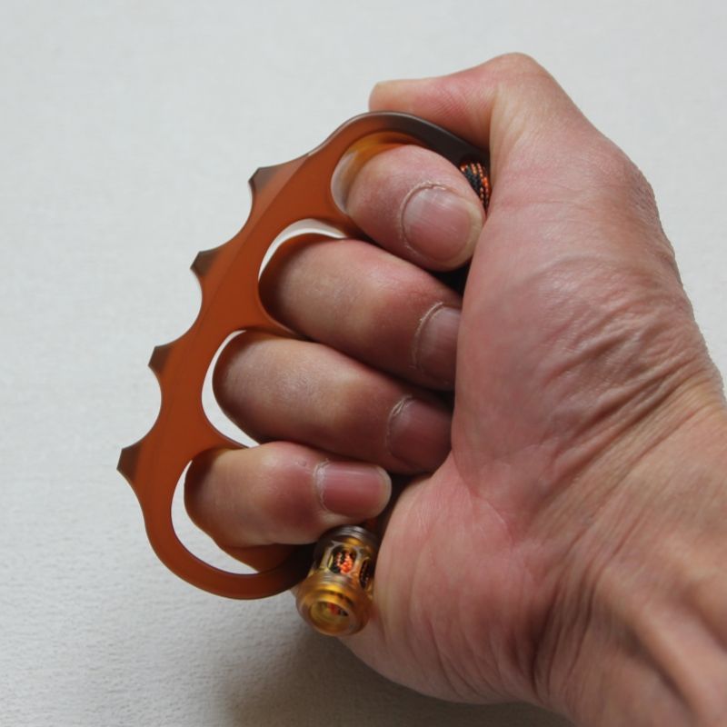 Poing Américain à pois ambré de grande taille